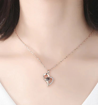 EternaRosa™ 💖 El Regalo de Amor Eterno: Rosa Preservada y Collar en 100 Idiomas 💖